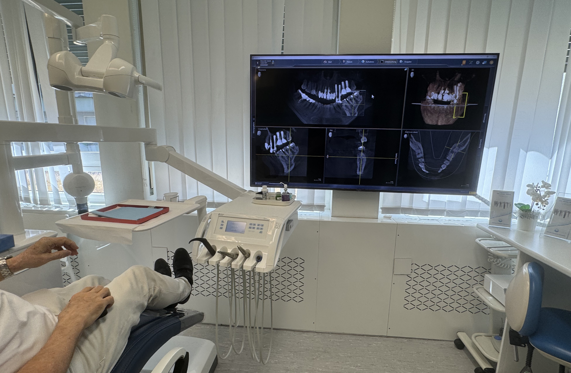 Behandlungszimmer mit 3D-Röntgen in der ACC Zahnklinik
