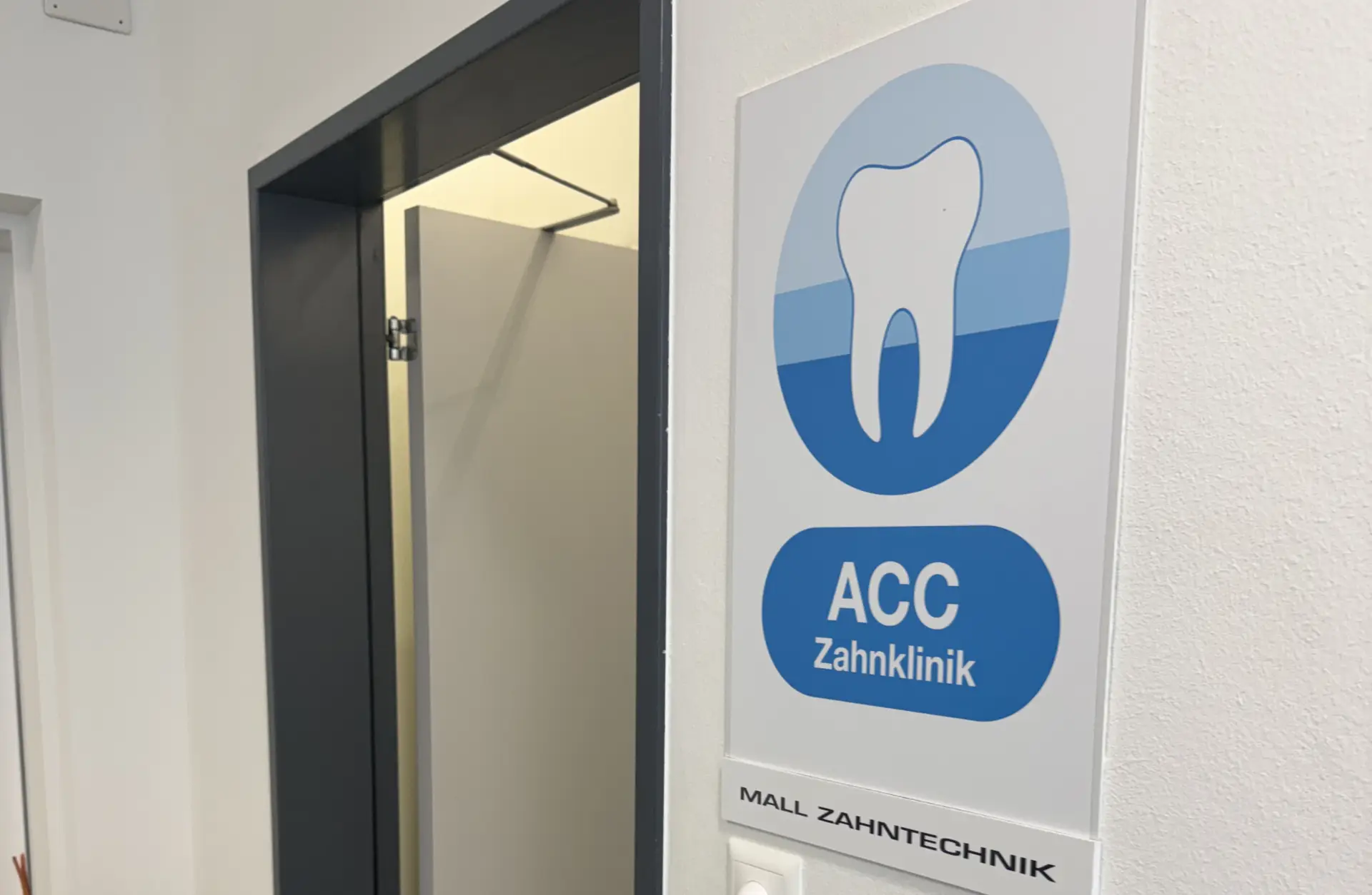 Eingang der ACC Am Claraplatz Zahnklinik mit Schild am Claragraben 83 in Basel
