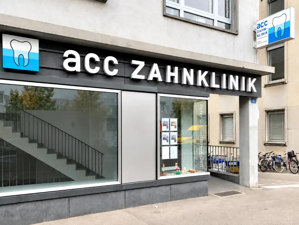 Eingang der ACC Am Claraplatz Zahnklinik am Claragraben 83 beim Claraplatz in Basel